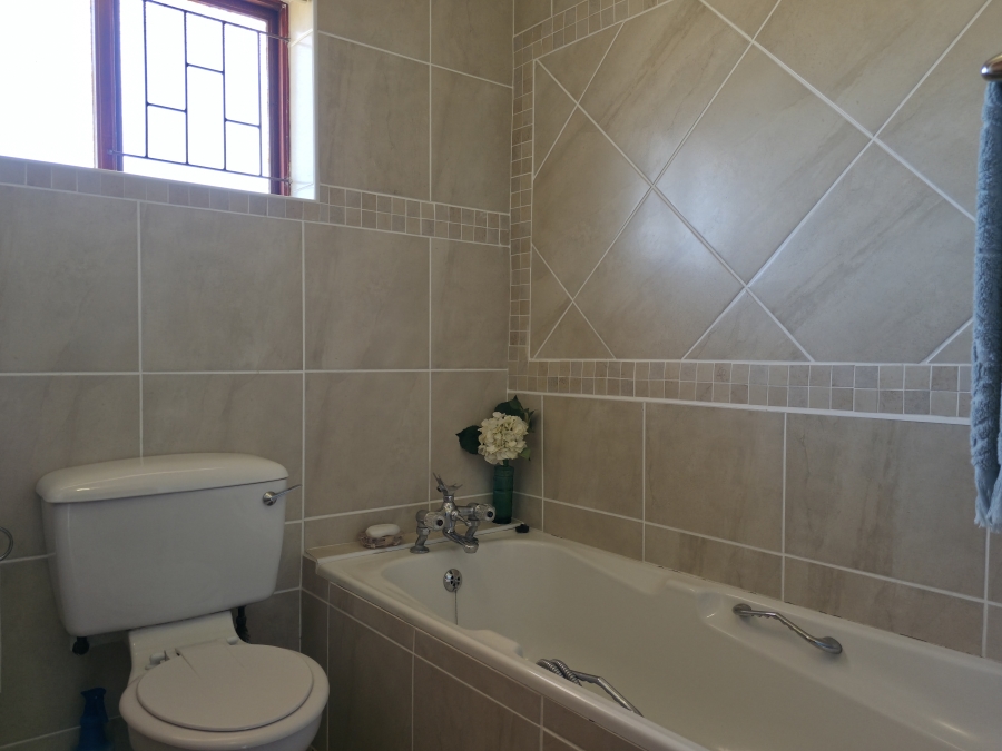 5 Bedroom Property for Sale in Wavecrest Eastern Cape